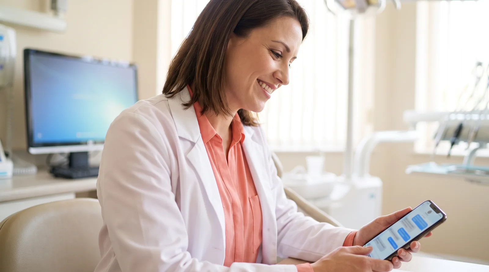 How Do Dental Implant Practices Get More Patients From Meta Ads? Instant Forms, Messenger, and the First Five Minutes